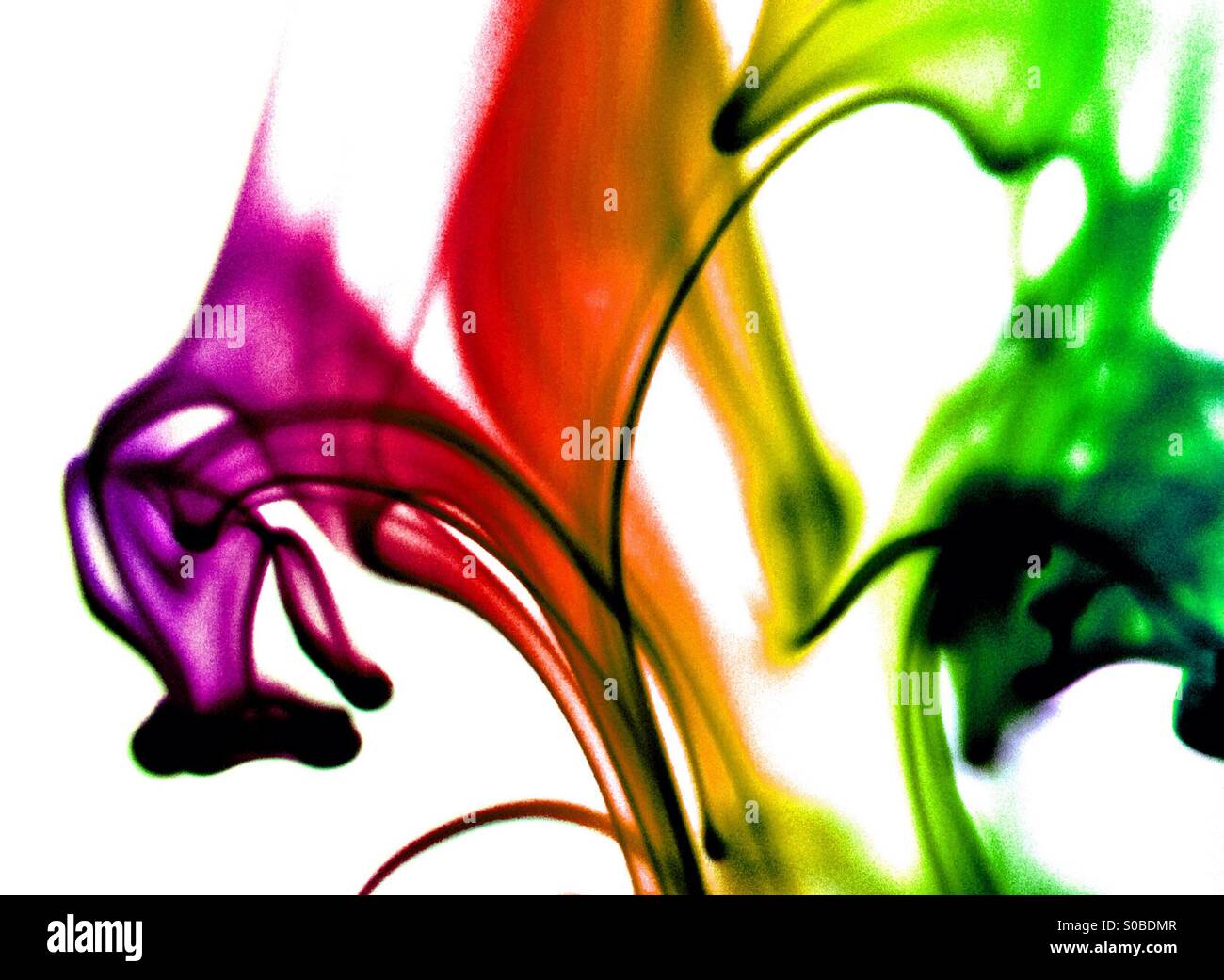 Il movimento del colorante in acqua - il colore è cambiato - Immagine stock catturata con smartphone