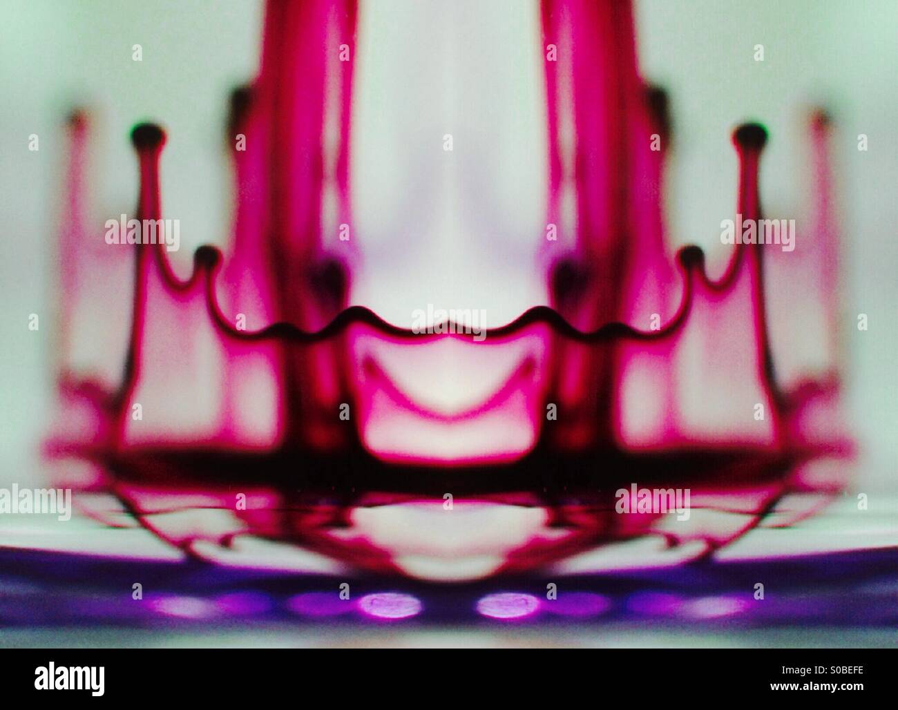 Immagine simmetrica di movimento di colorante in acqua - Immagine stock catturata con smartphone