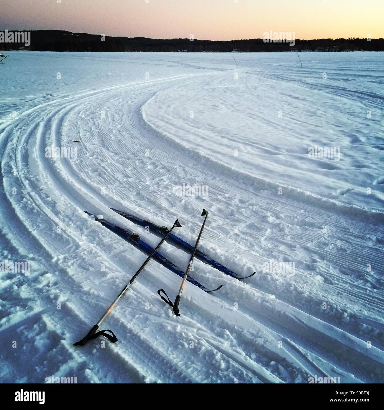 Una coppia di sci di fondo sci e polacchi nella forma di un hashtag nel deserto di alcuni brani su un congelati lago nordico - Immagine stock catturata con smartphone