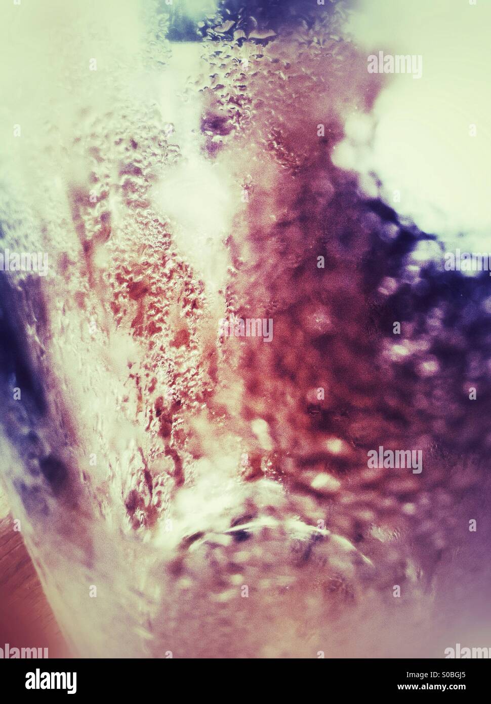 Abstract closeup di gocce di acqua su un vetro i lati - Immagine stock catturata con smartphone