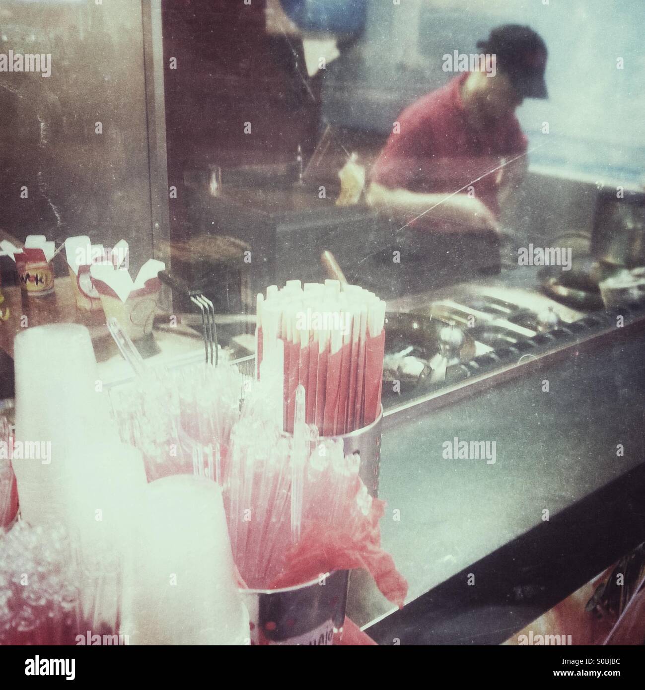 Uomo in cucina cinese wok per andare - Immagine stock catturata con smartphone