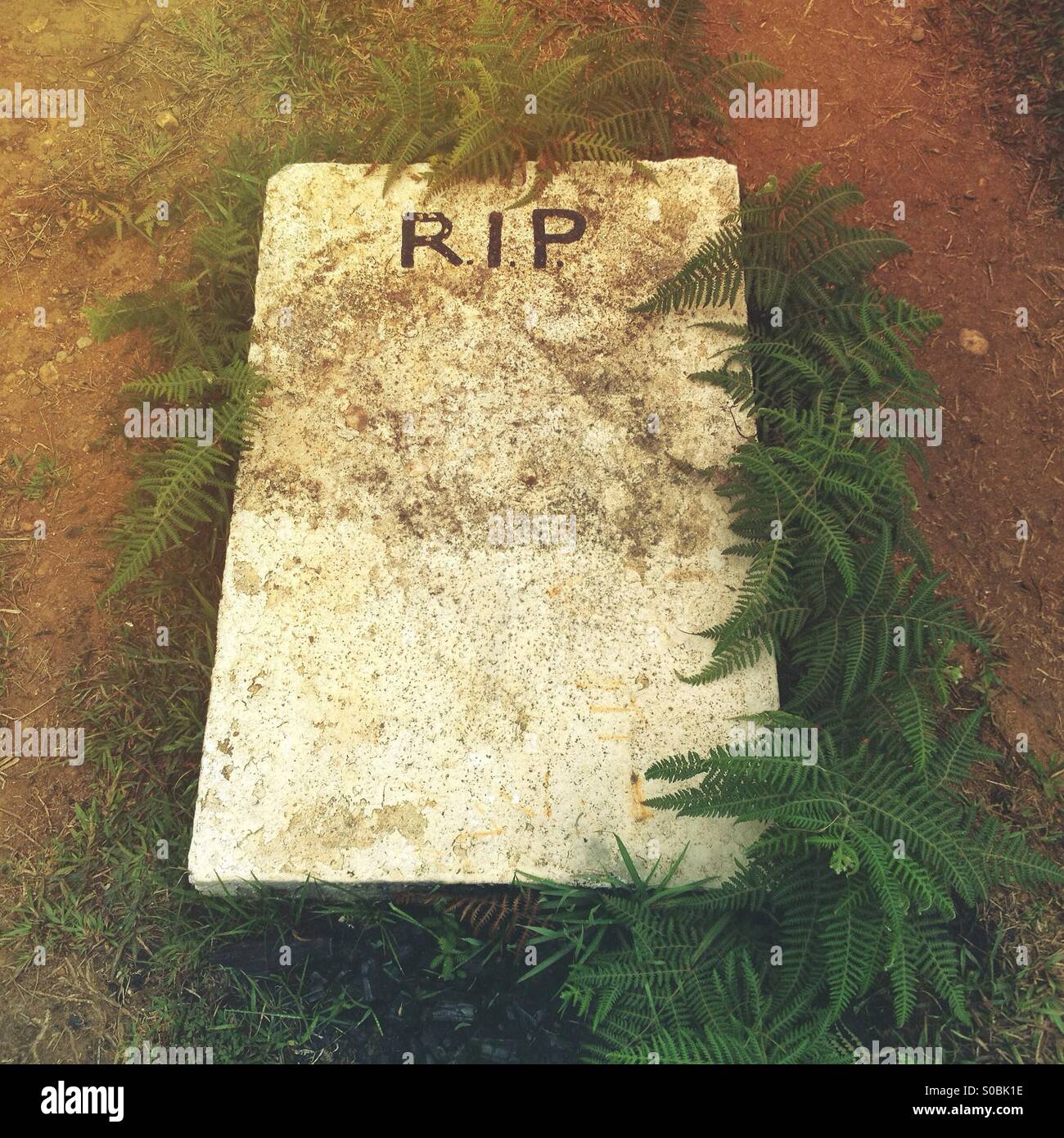 Pietra tombale nel cimitero con RIP dipinta sulla tomba bianca. Sagada, Filippine Foto Stock