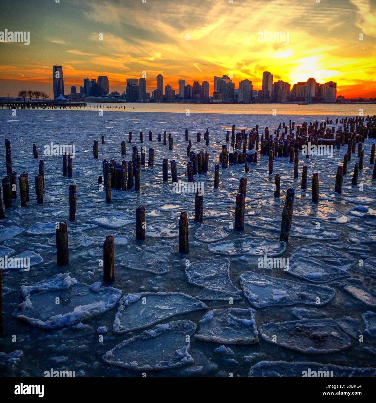 Tramonto su ice floes sul fiume Hudson in New York City. Foto Stock