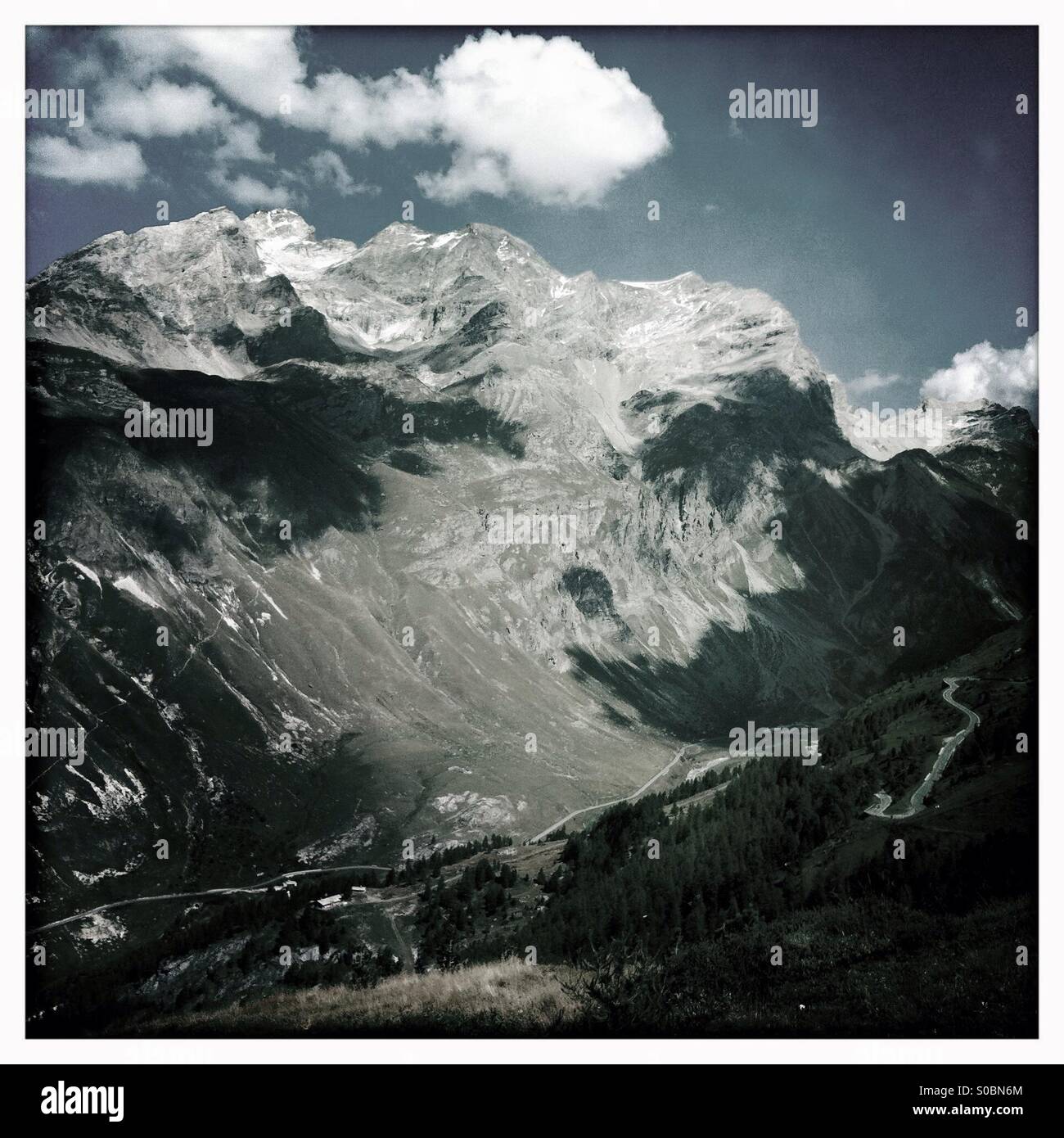 La torsione strada di montagna vicino a Val d'Isere nelle Alpi francesi - Immagine stock catturata con smartphone
