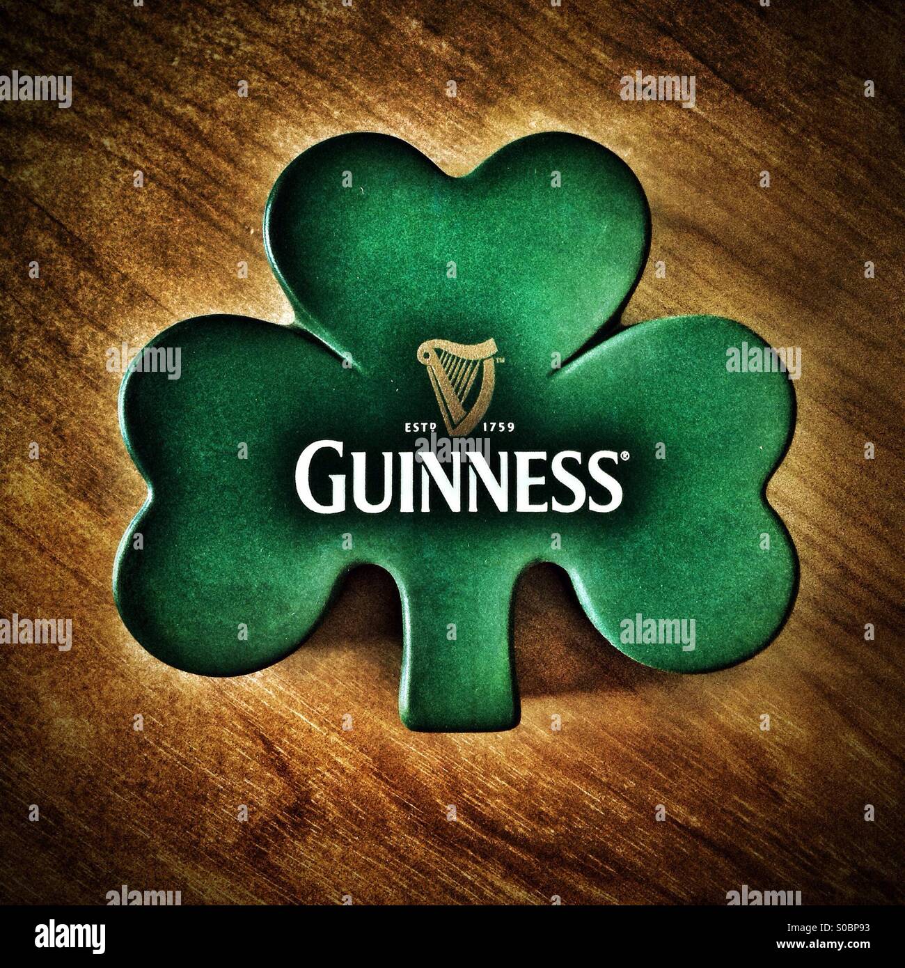 Guinness logo su un verde shamrock. - Immagine stock catturata con smartphone