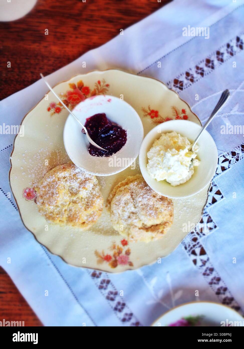 Focaccine, crema e marmellata Foto Stock