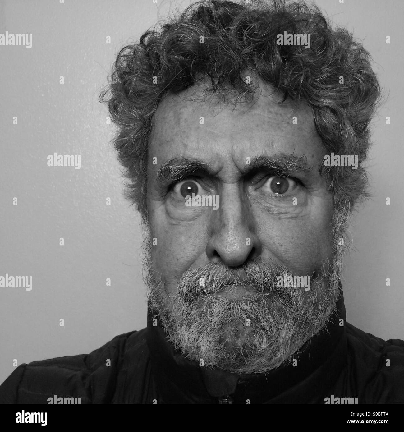 L'uomo bianco, 64 anni, con la barba e l'espressione di rabbia e frustrazione , close-up, Seattle, Stati Uniti d'America Foto Stock