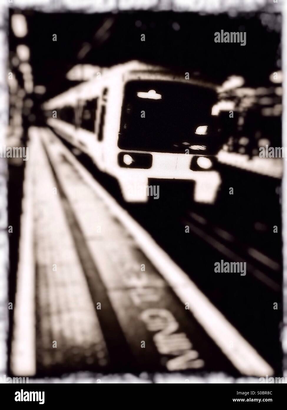 In treno arrivando alla piattaforma, Bromley stazione ferroviaria, London Borough of Bromley, England, Regno Unito, Europa Foto Stock