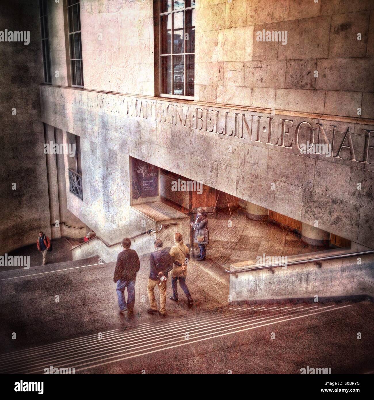 Al piano di sopra al piano di sotto; la scala al Sainsbury Wing, National Gallery di Londra. Foto Stock