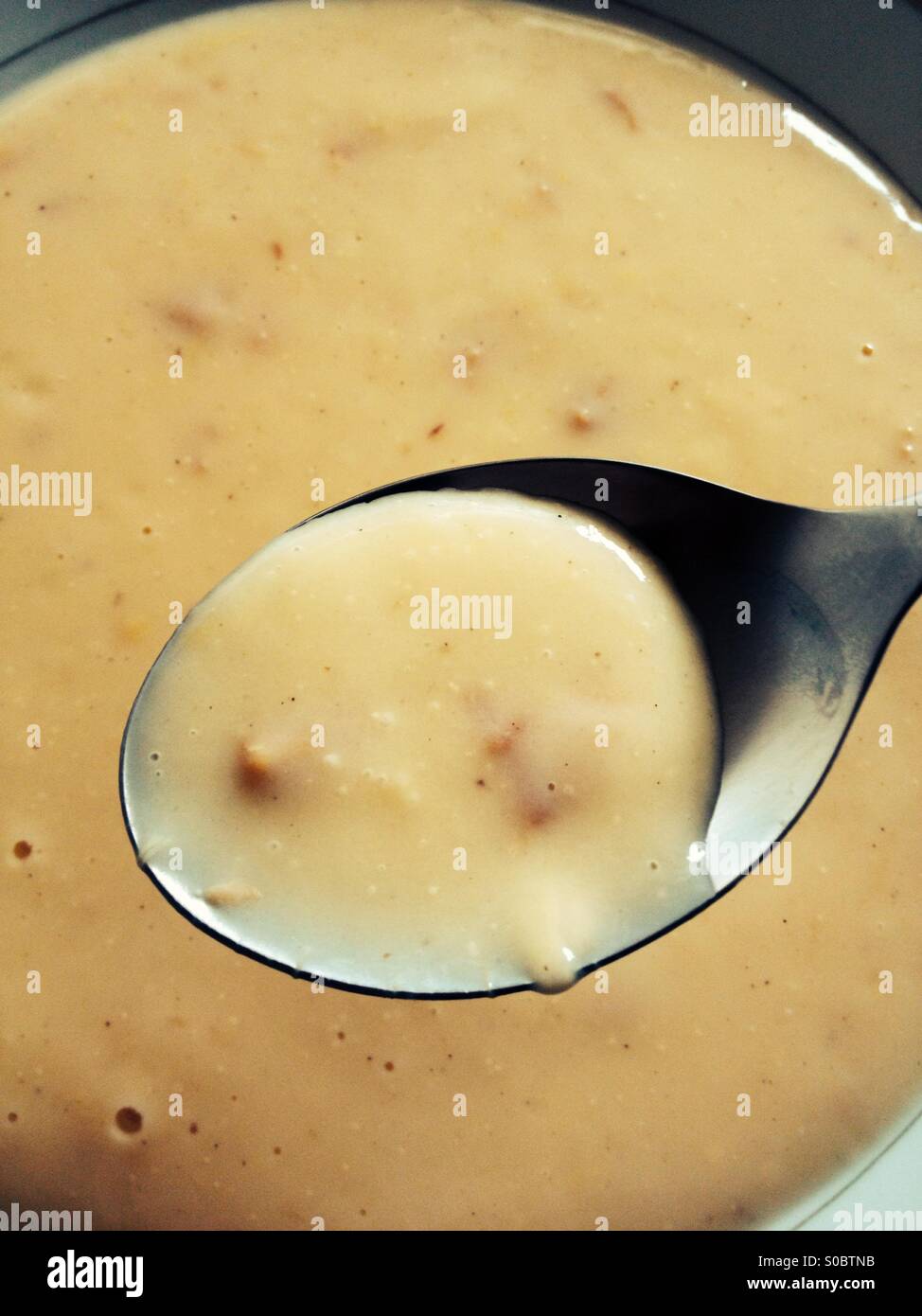Una ciotola di zuppa di pollo Foto Stock