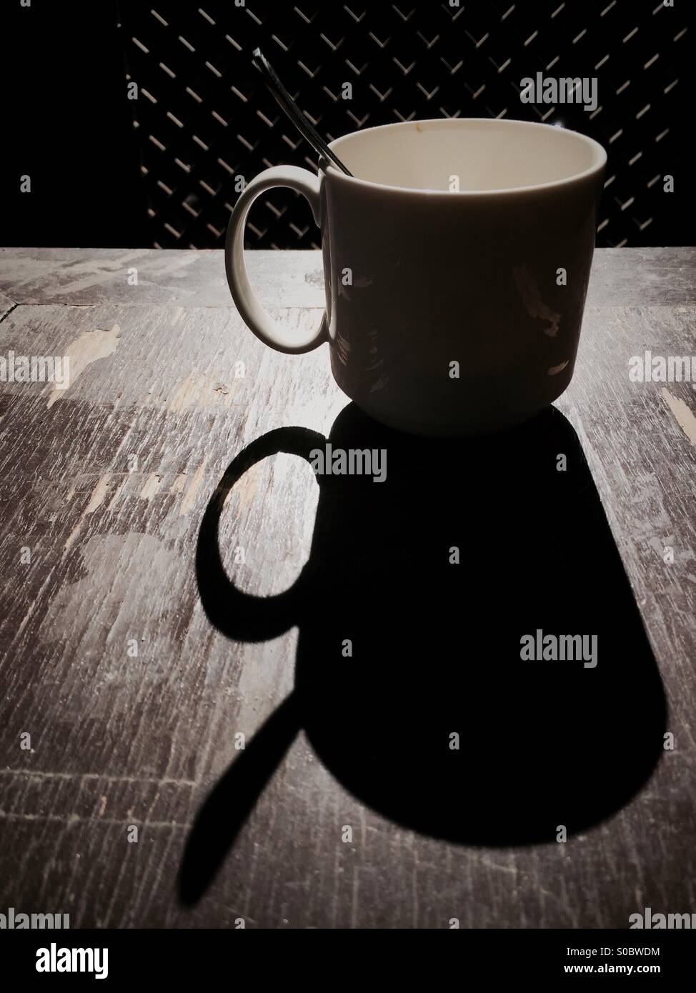 Un vuoto che la tazza di caffè e la sua ombra. Foto Stock