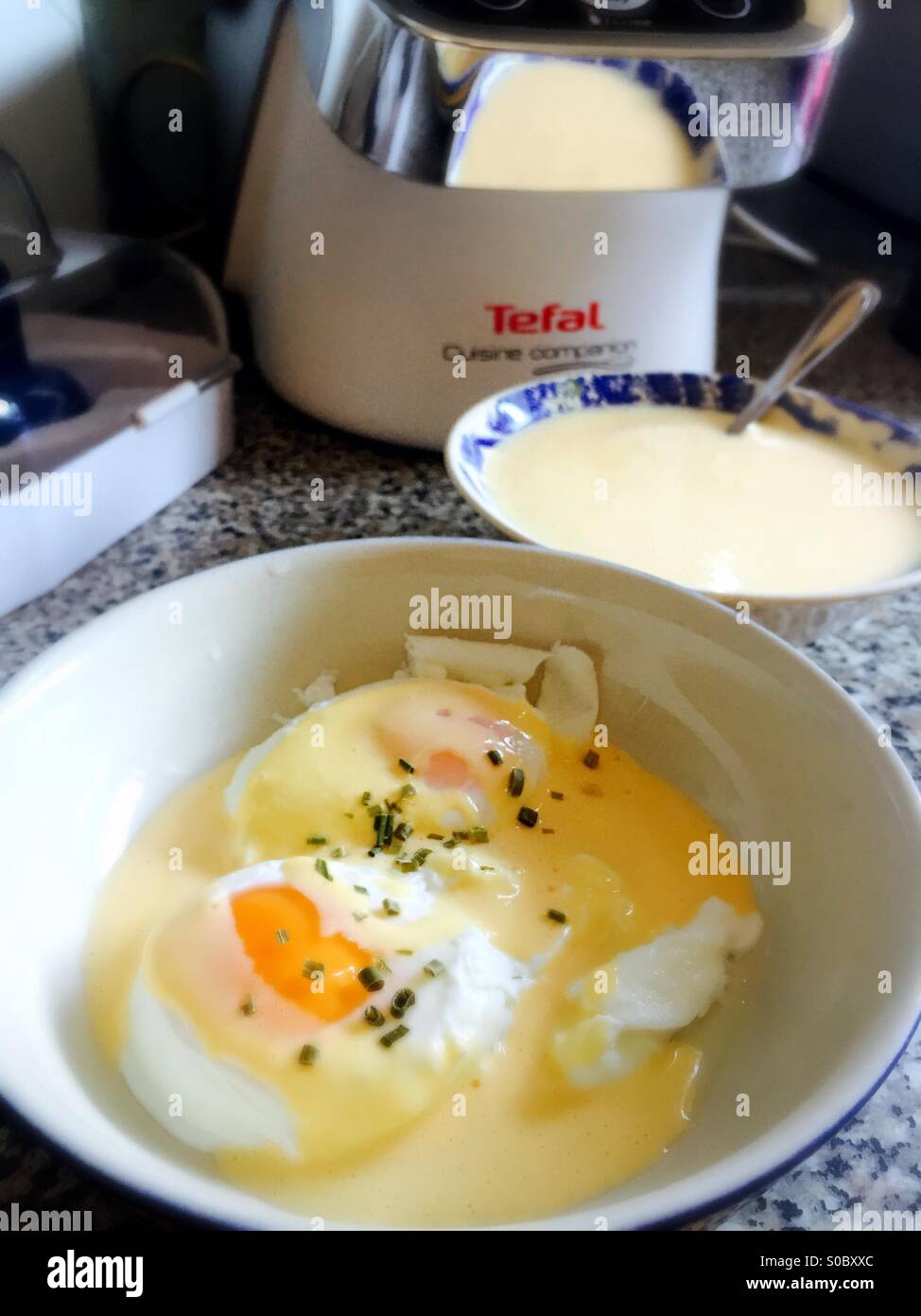 Le uova in camicia con fatti in casa salsa olandese Foto Stock