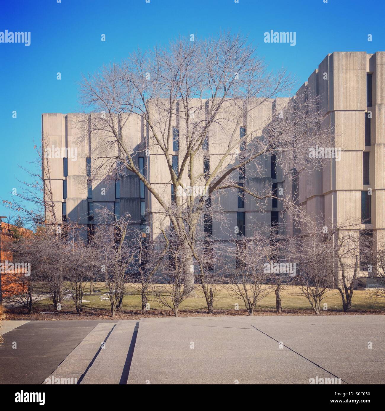 Regenstein Library Brutalist concrete Architecture presso l'Università di Chicago, campus di Hyde Park, Illinois USA. - Immagine stock catturata con smartphone