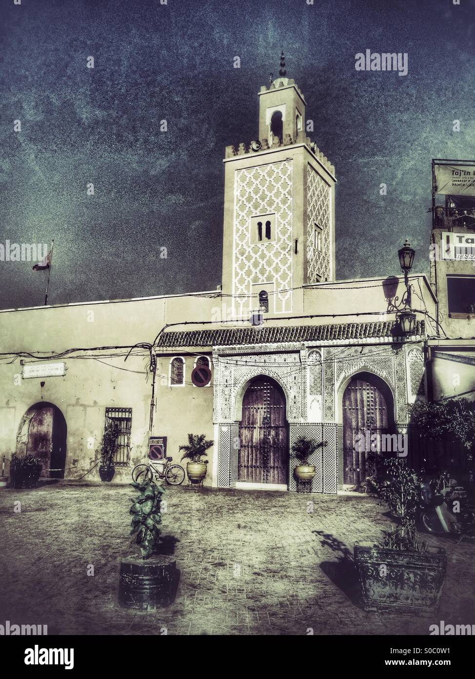 La moschea, Jemaa El Fna a Marrakech, Marocco. - Immagine stock catturata con smartphone