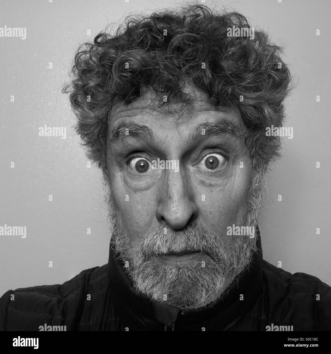Uomo caucasico, 64 anni, con espressione vuota e ingrigimento barba, close-up Foto Stock