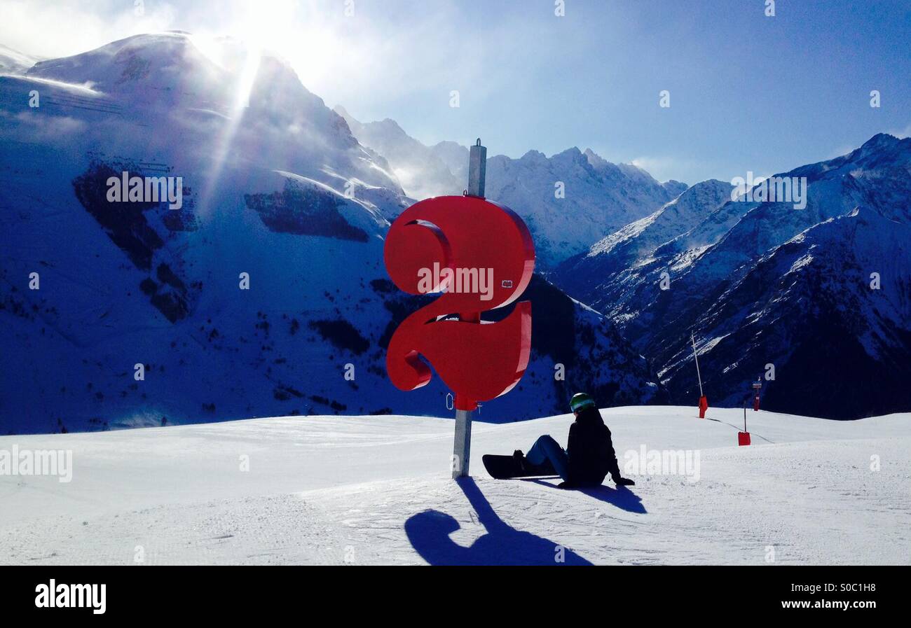 Grande numero 2 sulla cima della montagna sopra il francese località sciistica di Les Deux Alpes. Foto Stock