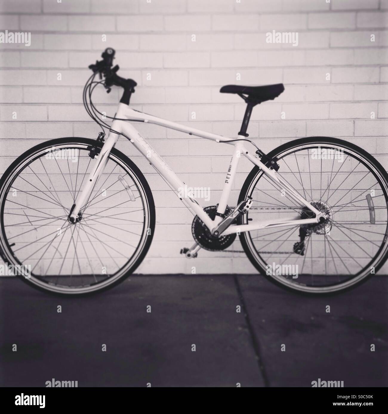 Bicicletta da un muro di mattoni Foto Stock