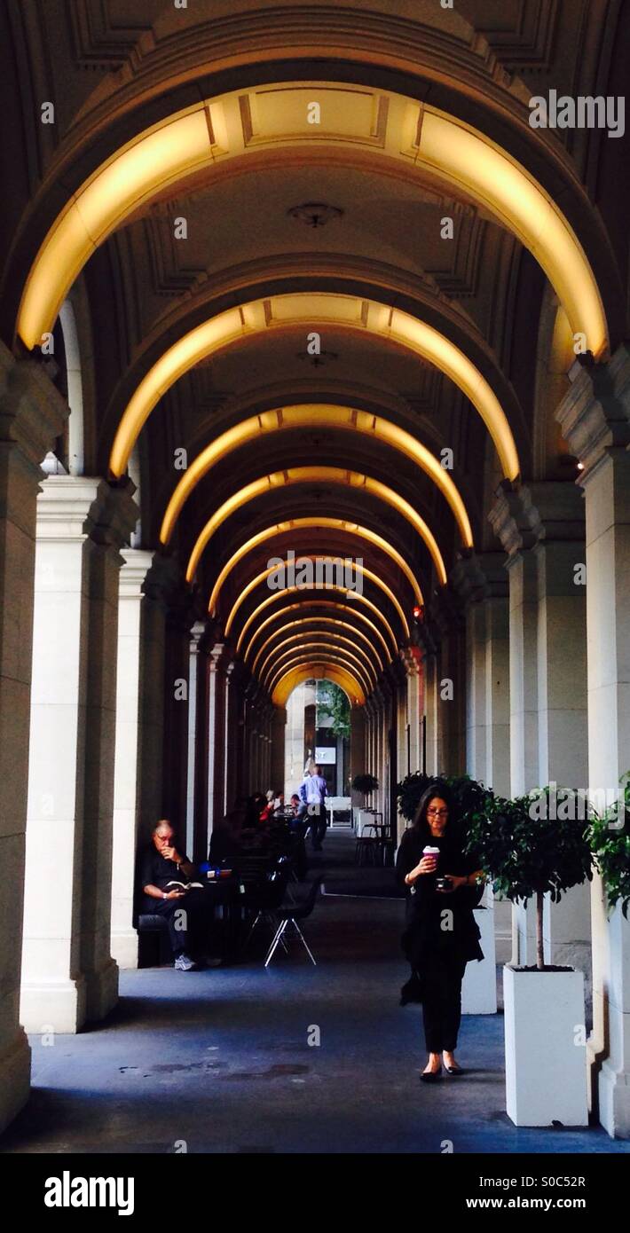 Melbourne il GPO di passerella con architettura Vittoriana e la donna a piedi passato con un caffè da asporto Foto Stock