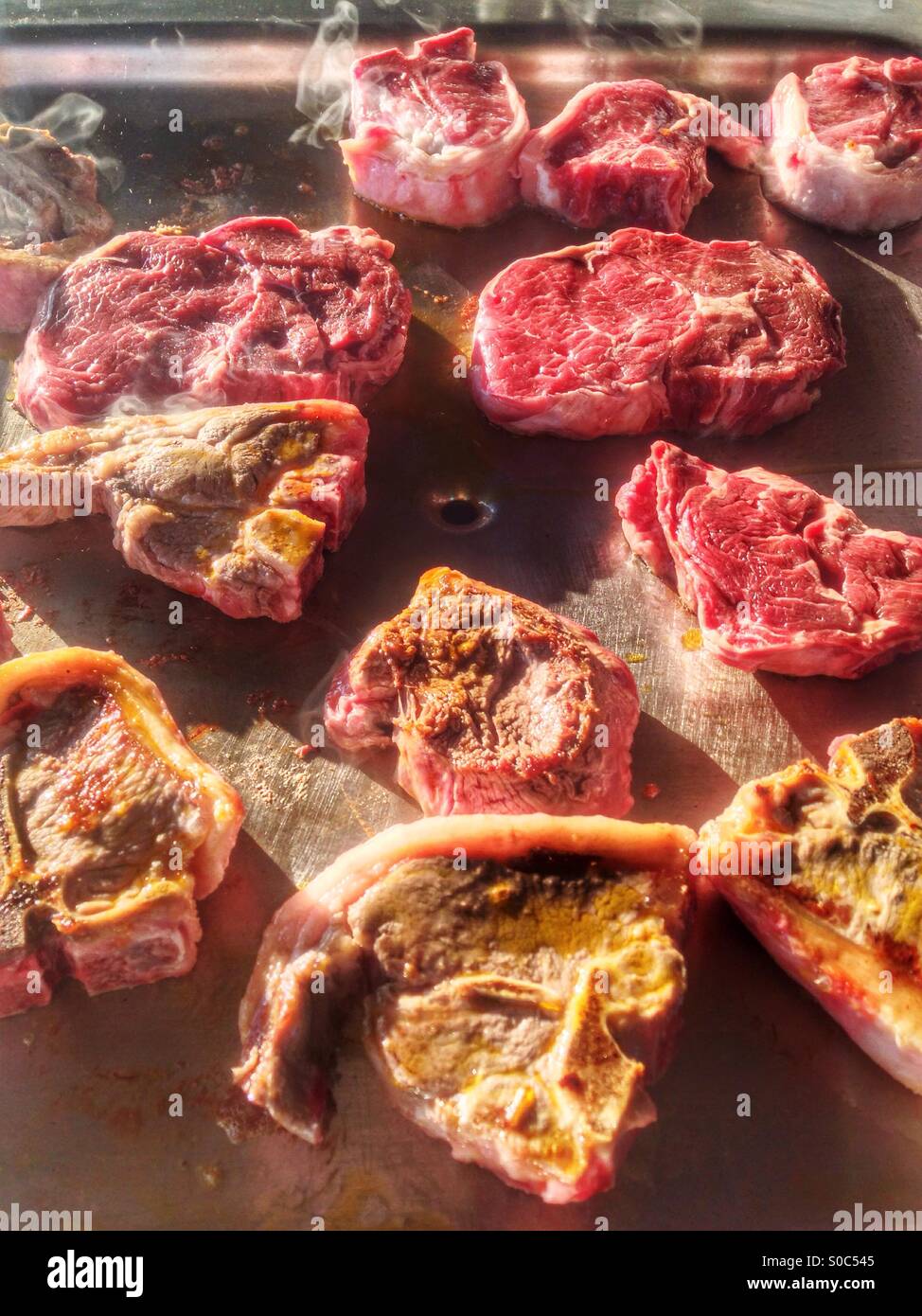 La carne rossa sul barbecue. Foto Stock