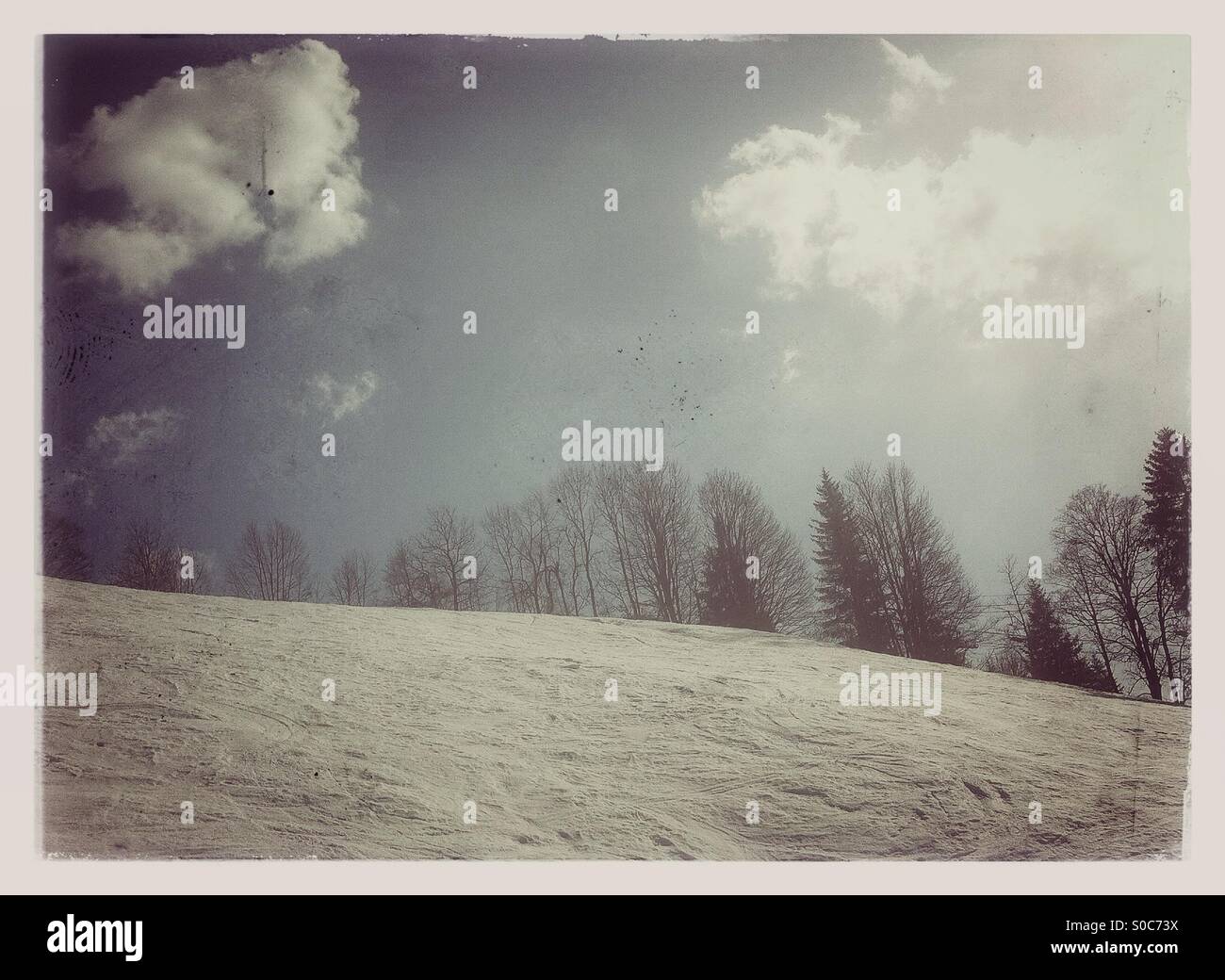 Piste da sci nelle Alpi francesi. Chinaillon, Francia, marzo 2015. - Immagine stock catturata con smartphone