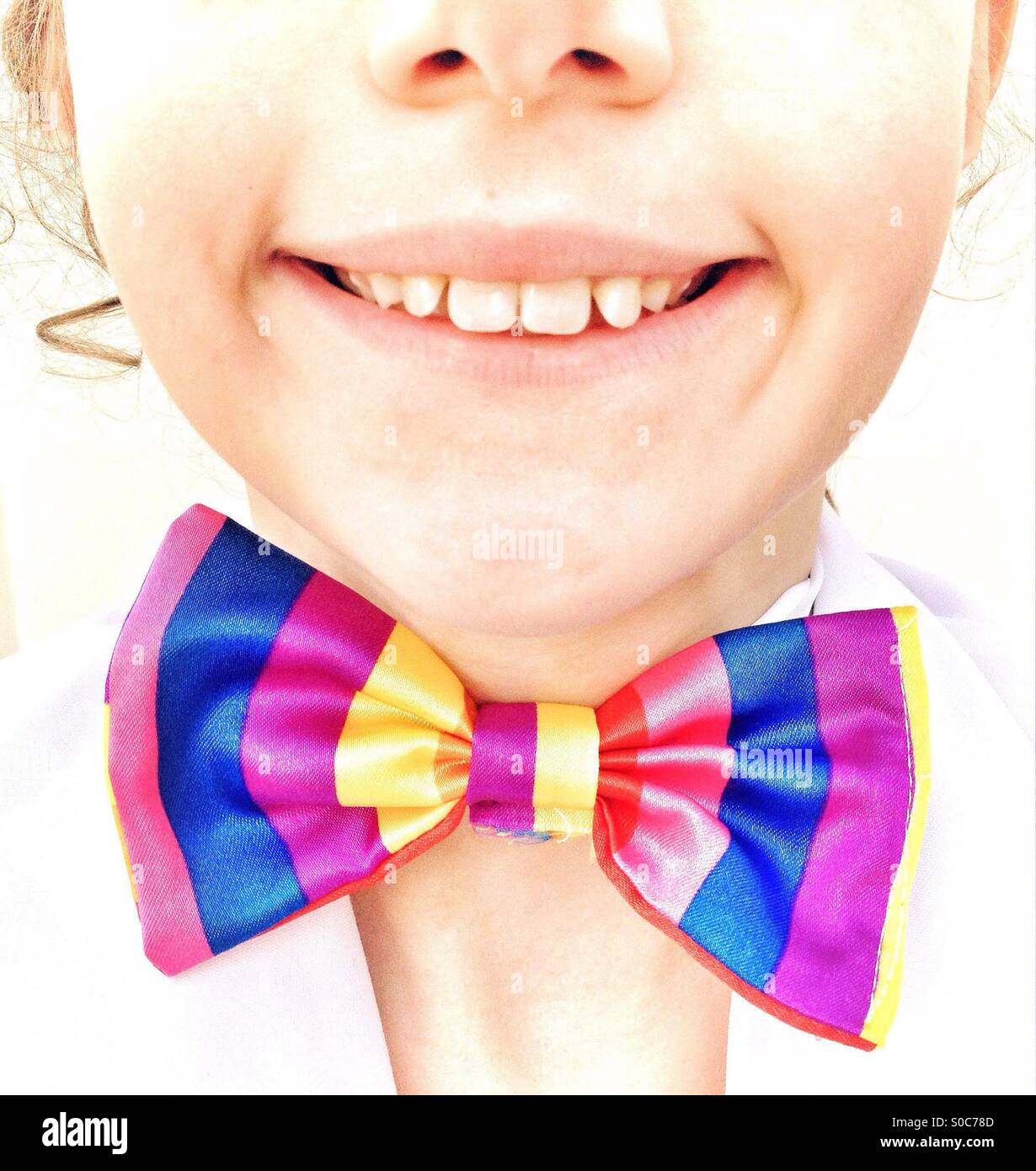Ragazza sorridente con colorati bow tie Foto Stock