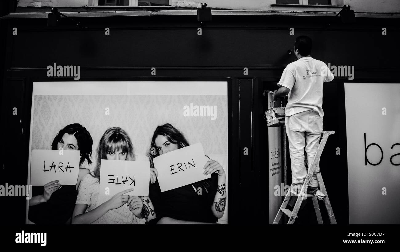 Un pittore francese a Parigi la verniciatura di un edificio Foto Stock