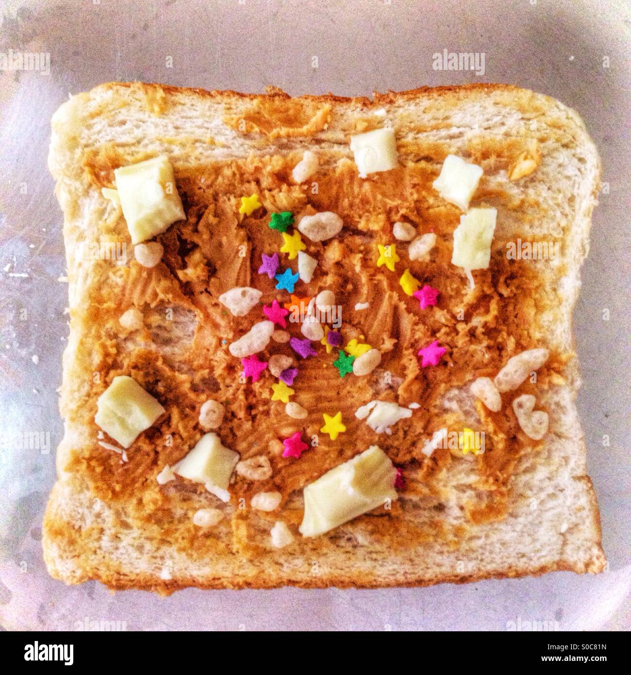 La miglior colazione al mondo secondo un 8 anni bambino: Bianco pane e burro di arachidi, stelle candy, riso bolla e pezzi di cioccolato bianco! - Immagine stock catturata con smartphone