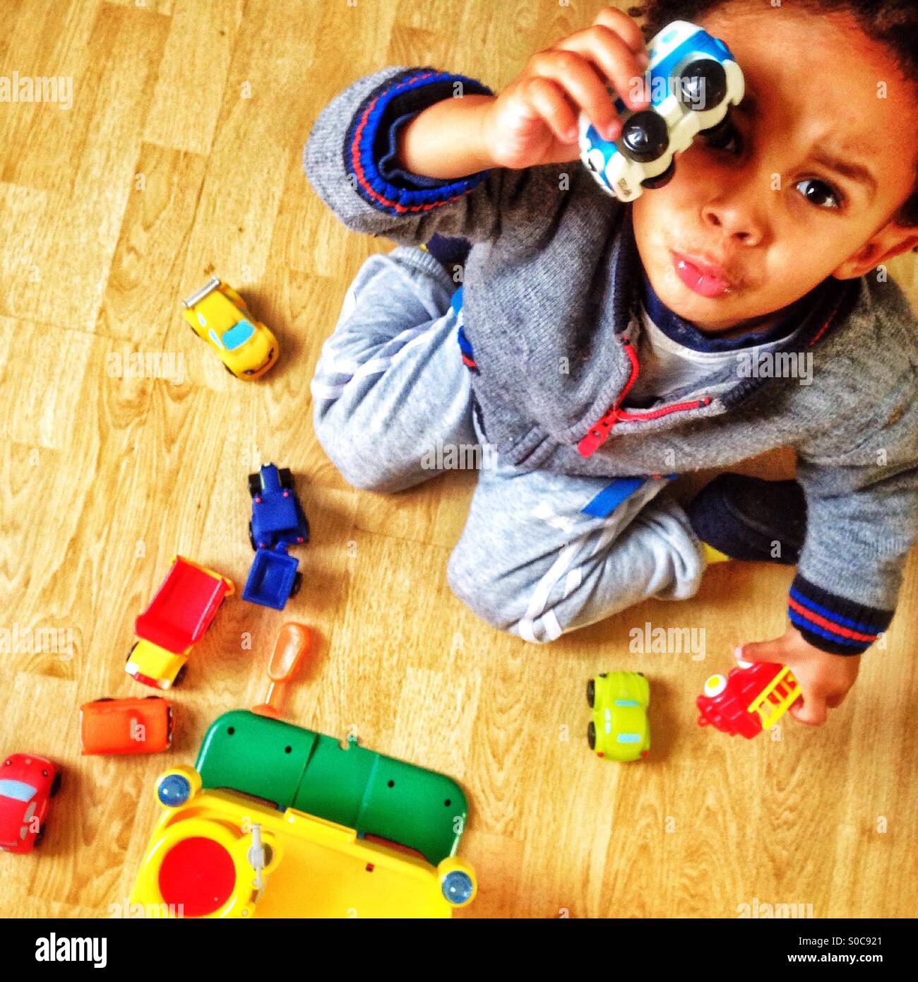 Little Boy a giocare con i suoi giocattoli. Foto Stock
