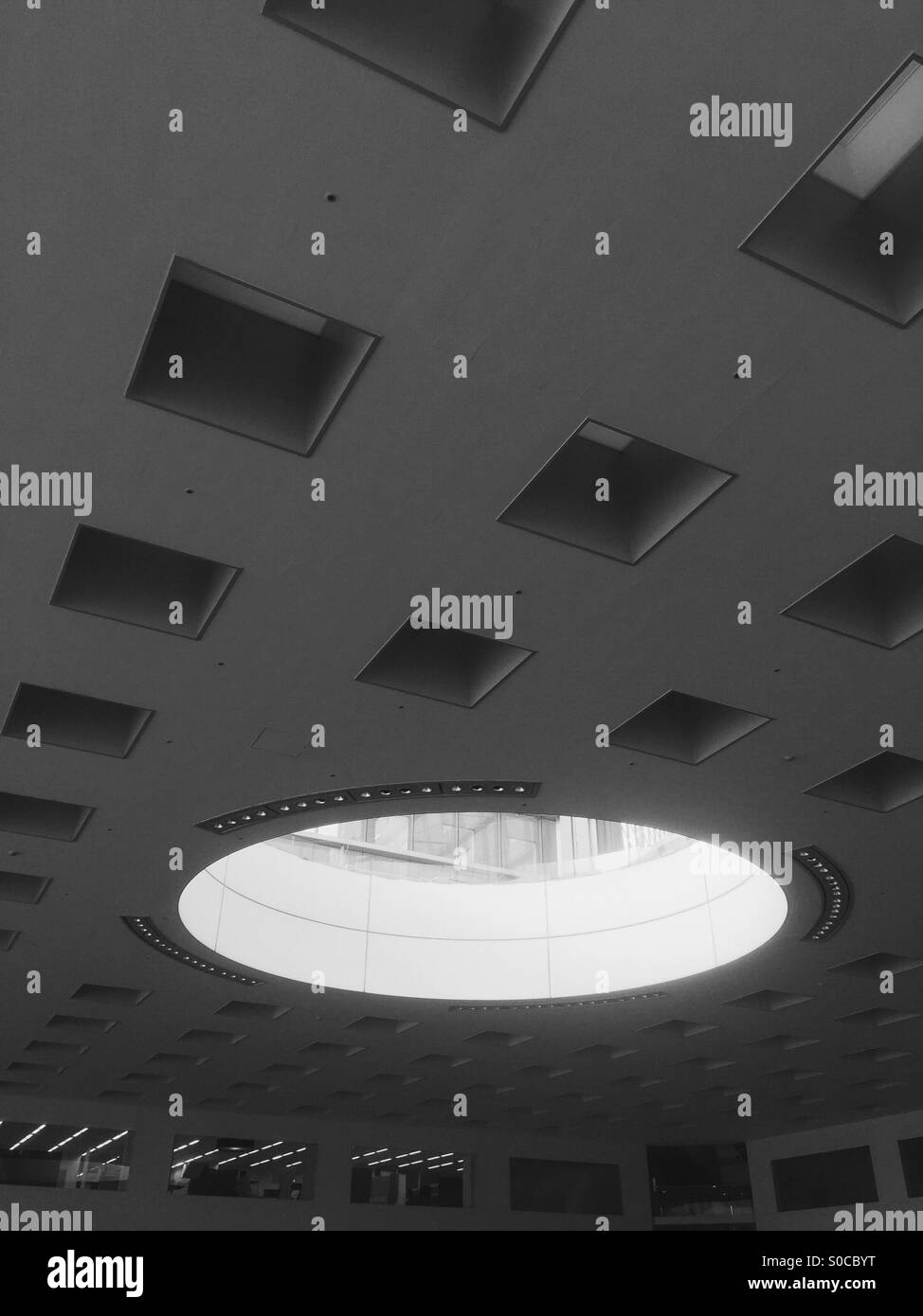 Lucernario interno a soffitto di solido edificio quadrato in Kawasaki City, nella prefettura di Kanagawa, Giappone. Foto Stock