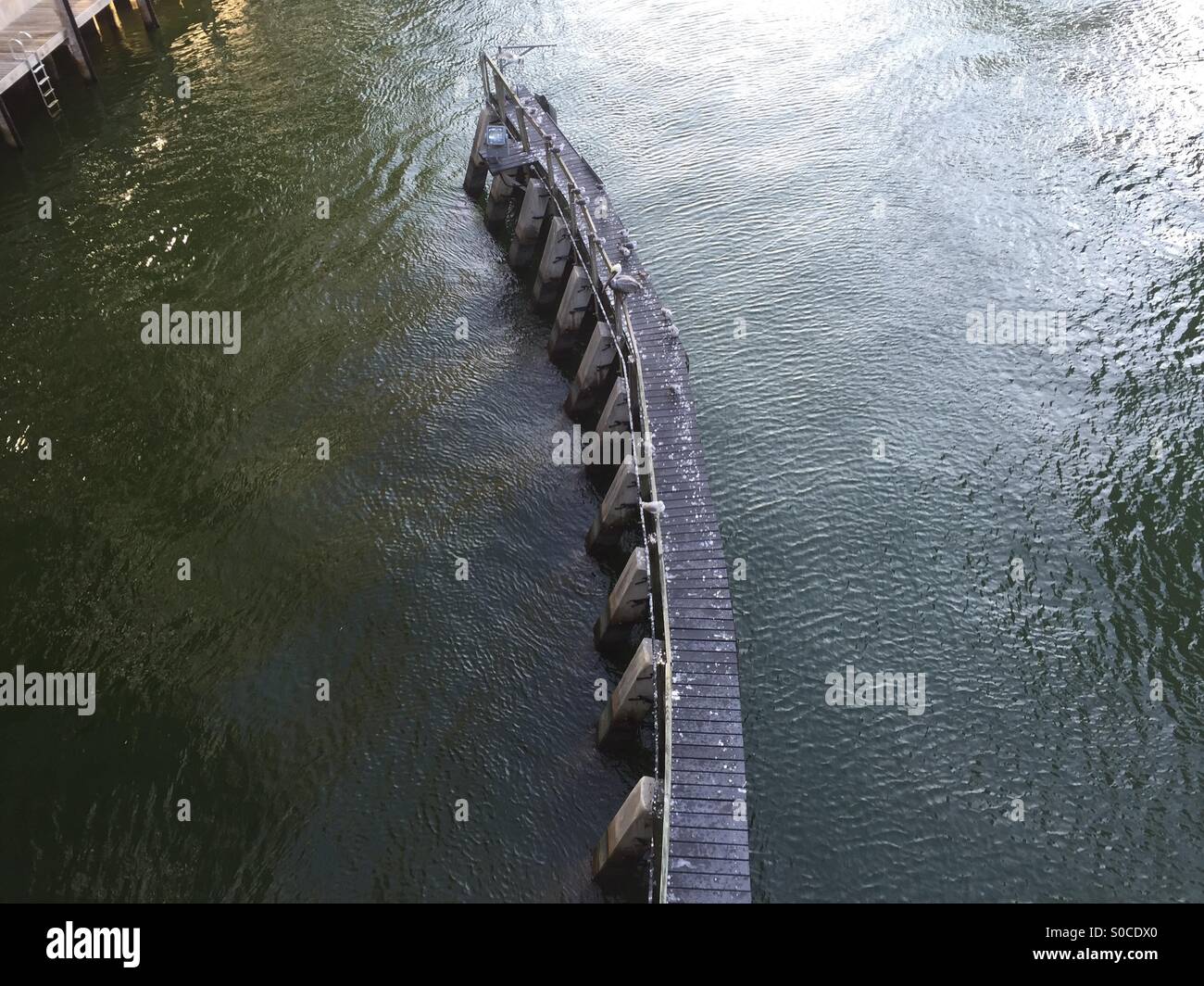 Ponte in mezzo all'acqua Foto Stock