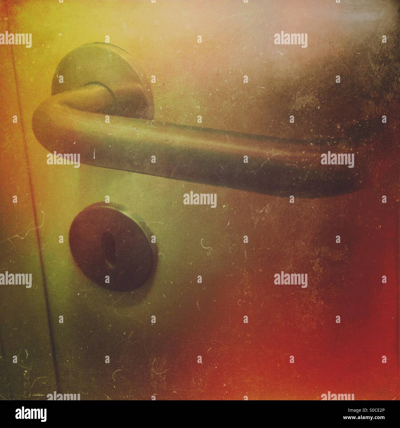 Mistero di chiusura porta - Immagine stock catturata con smartphone