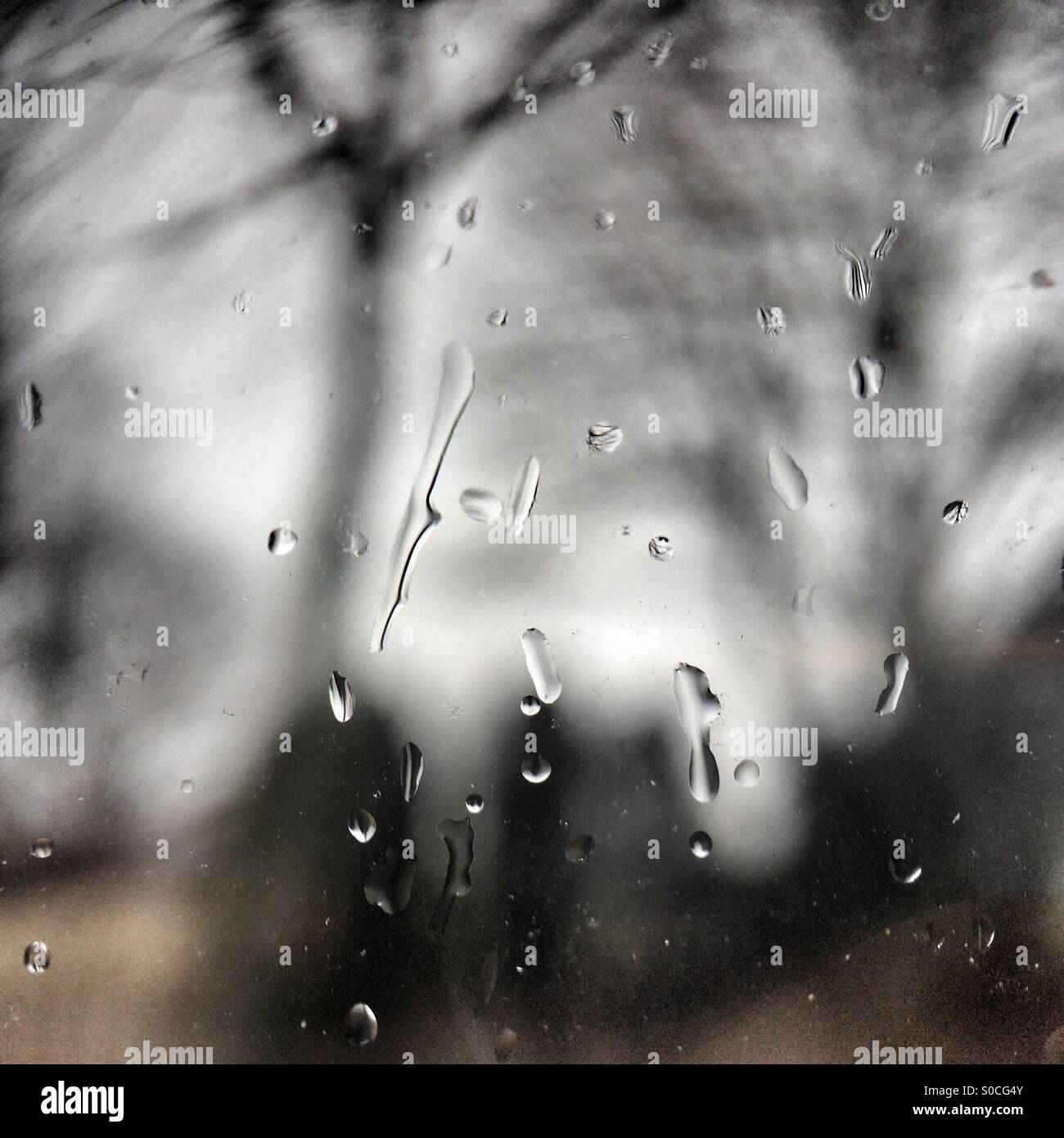 Nevischio gocce sparse su un vetro di finestra in primavera Foto Stock