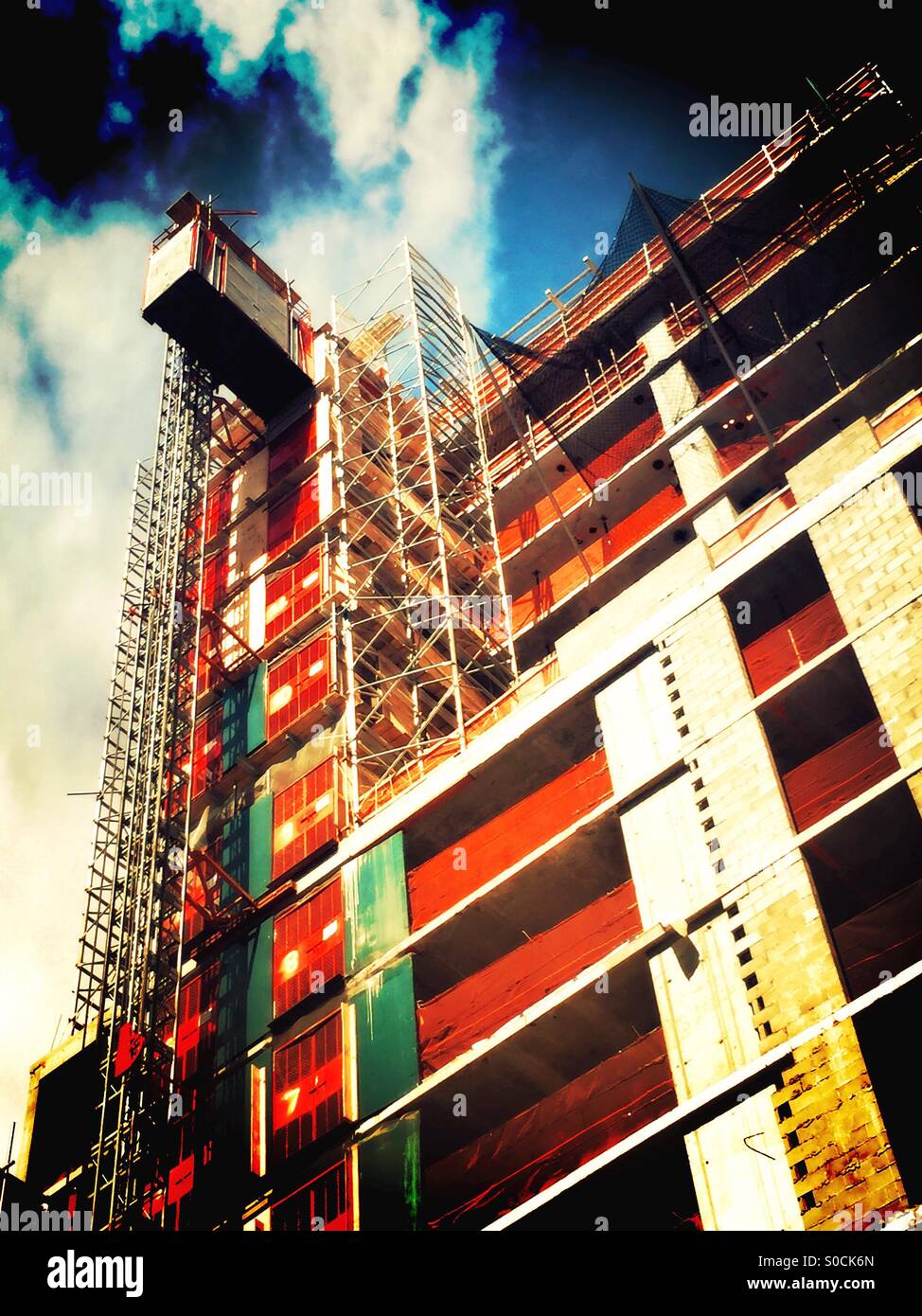 Alto edificio sito in costruzione - Immagine stock catturata con smartphone