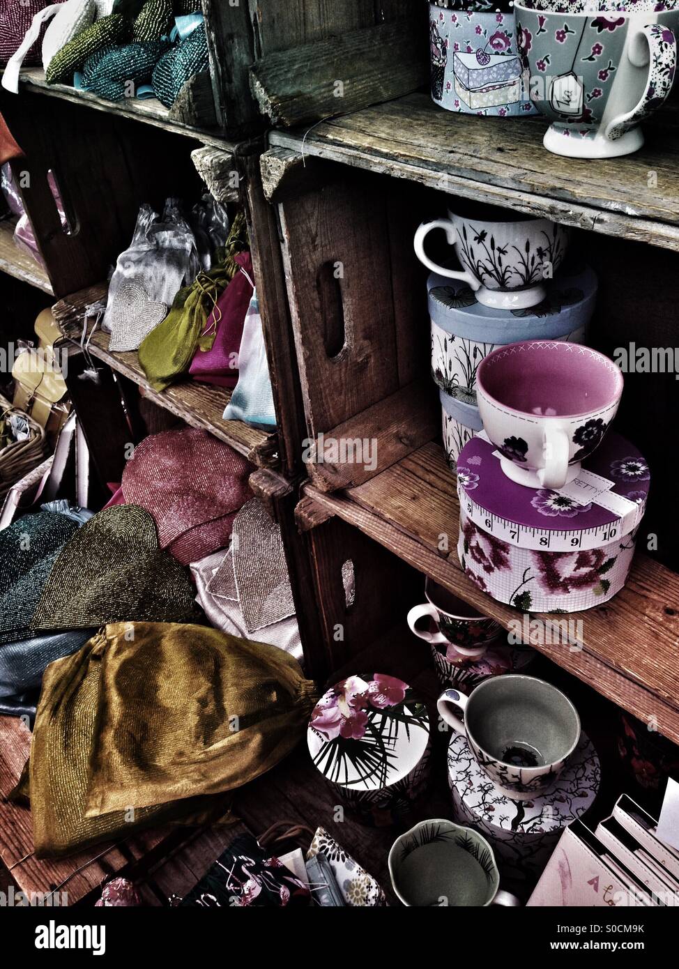 Tazze di tè e di altre minuterie in vendita nel negozio di articoli da regalo Foto Stock