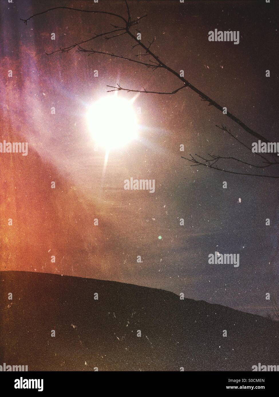 Sole che splende attraverso le nuvole - Immagine stock catturata con smartphone