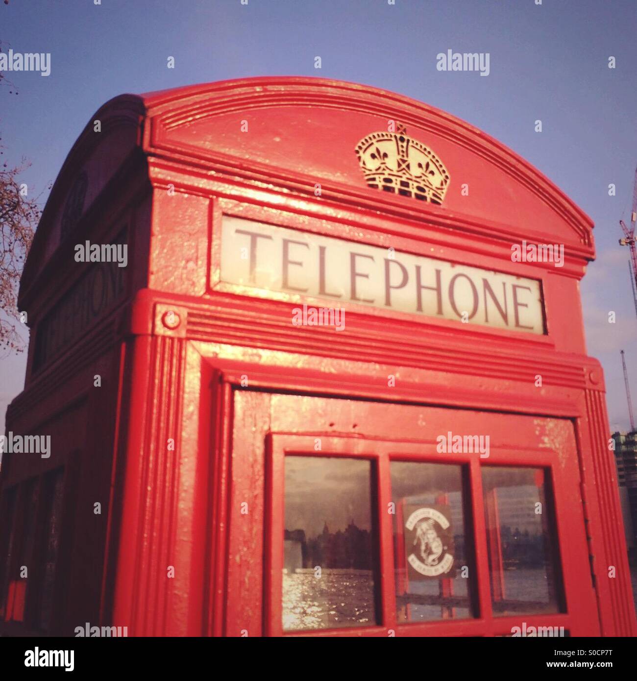 Telefono rosso scatola in London REGNO UNITO - Immagine stock catturata con smartphone