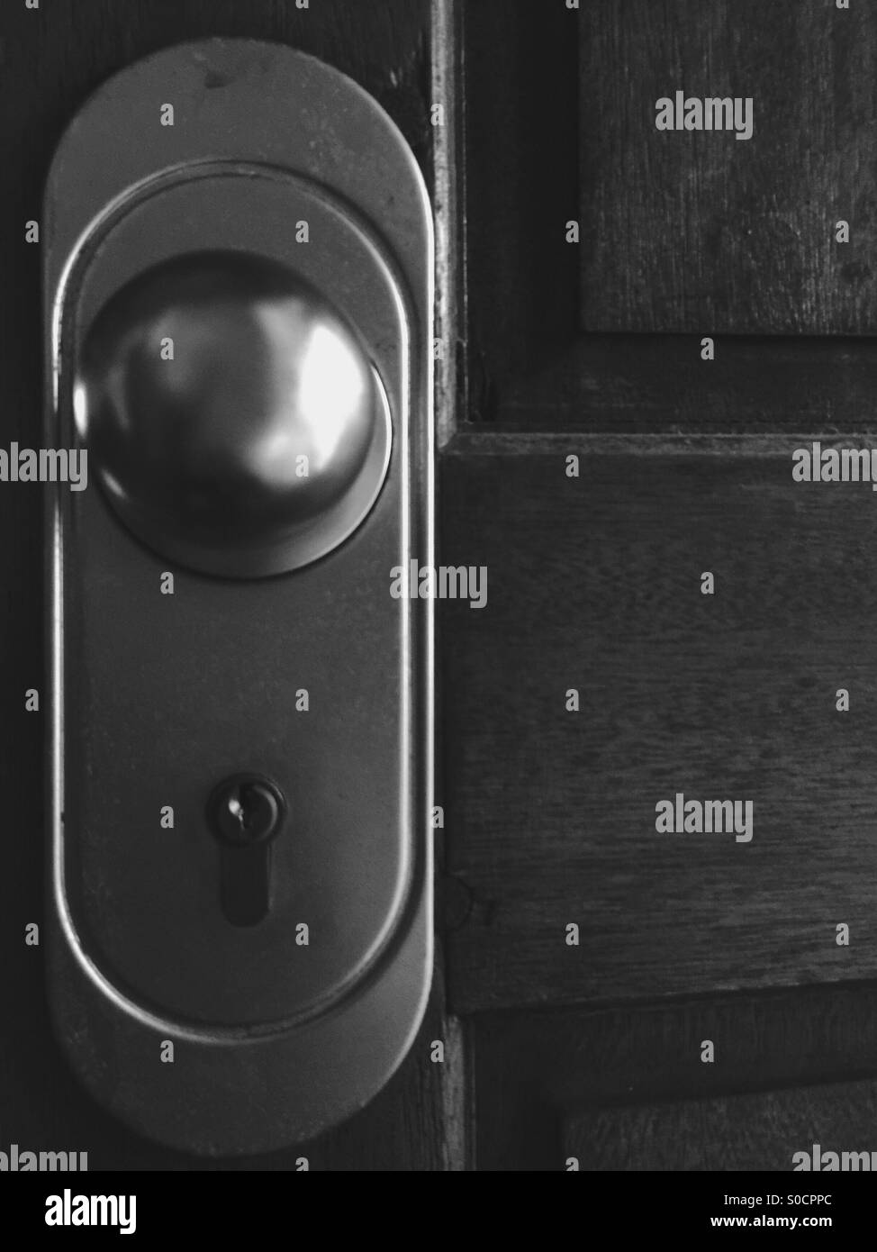 Un decennio la vecchia porta la manopola. - Immagine stock catturata con smartphone