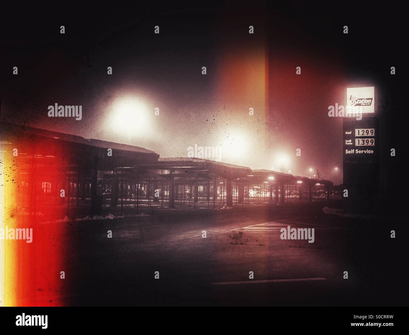Vuoto parcheggio di notte - Immagine stock catturata con smartphone