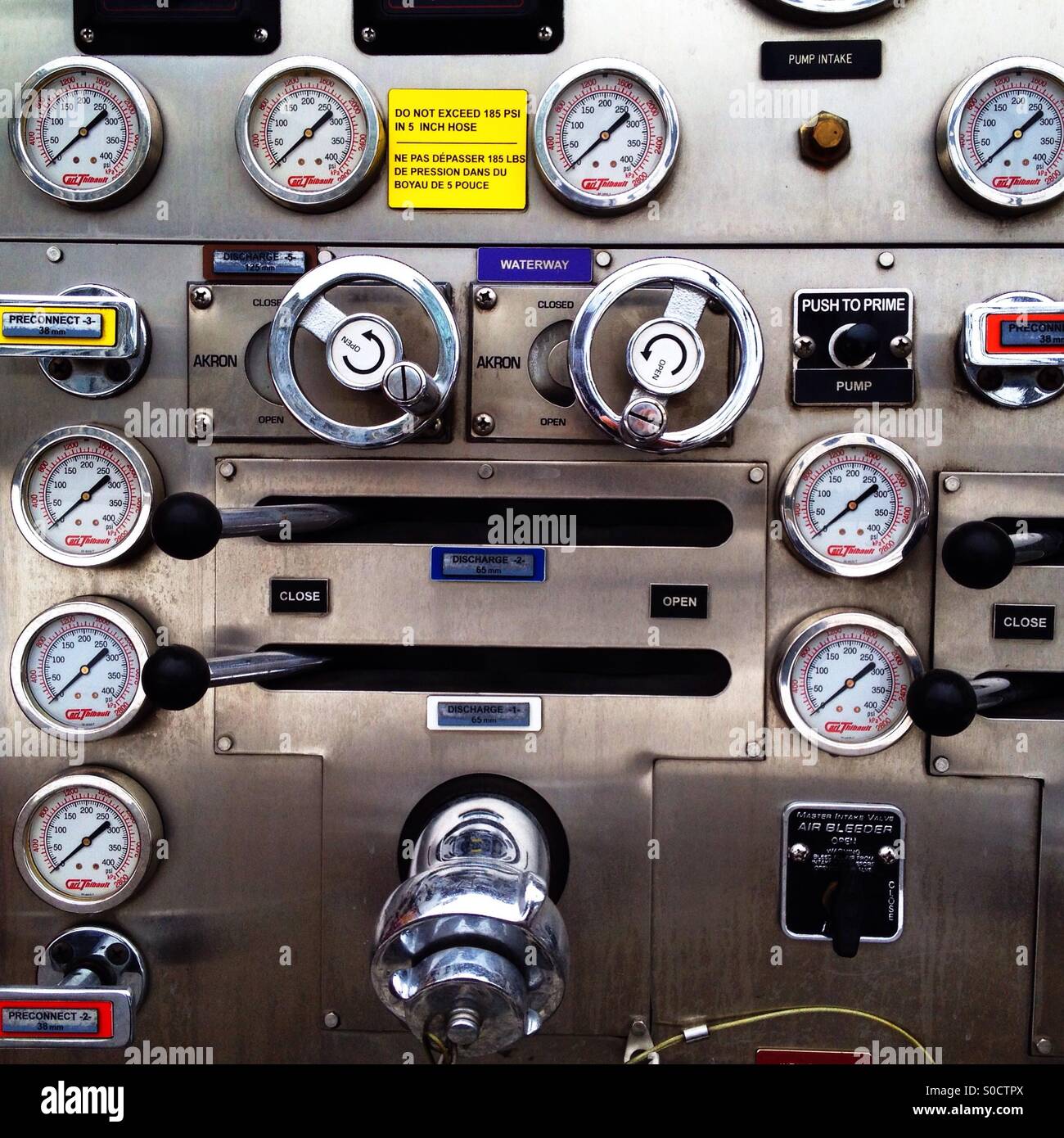 Serie di quadranti e le leve di comando su un lato della North American scaletta camion dei pompieri. Foto Stock
