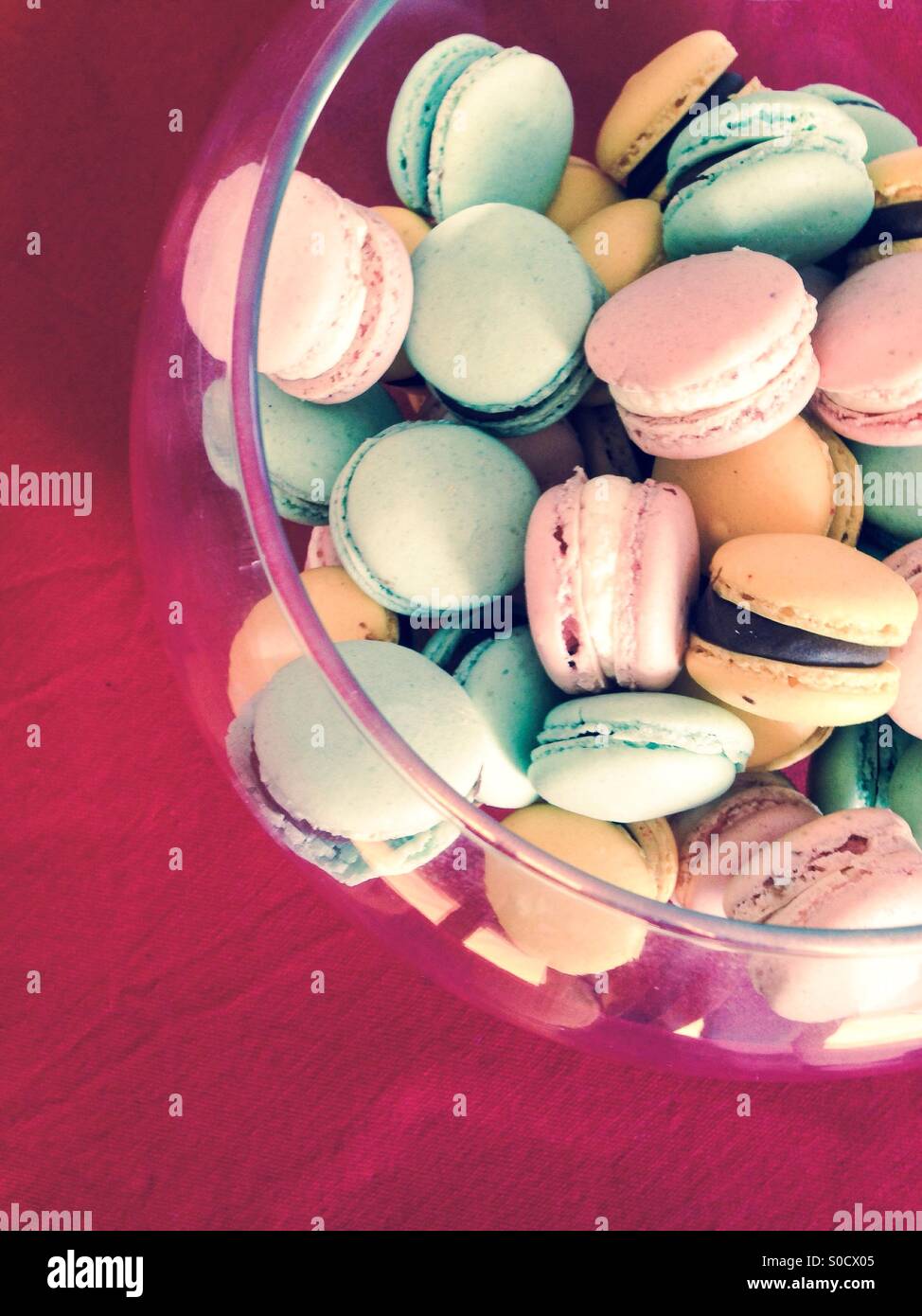 Macarons dolci in ciotola vista superiore Foto Stock