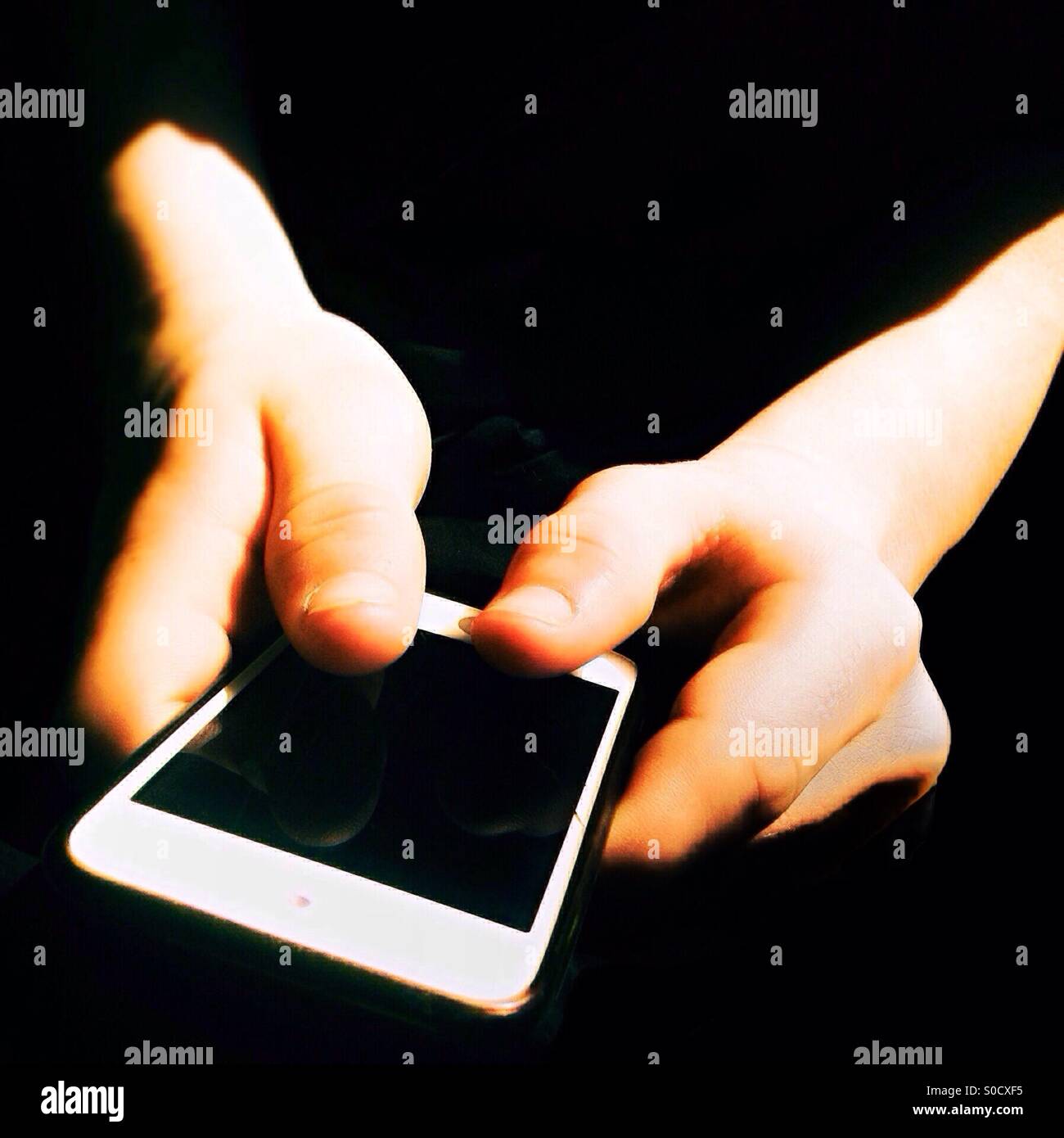 Adolescente, utilizzando il suo smartphone - Immagine stock catturata con smartphone