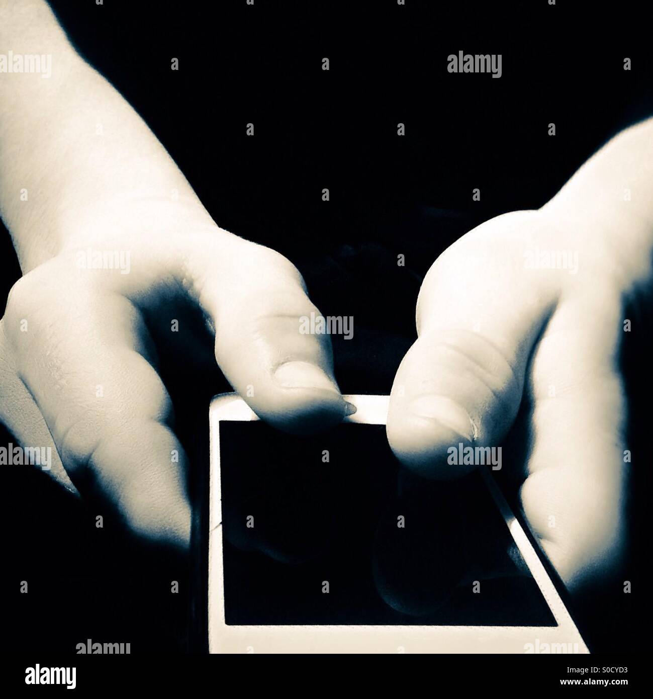Adolescente utilizzando uno smartphone - Immagine stock catturata con smartphone