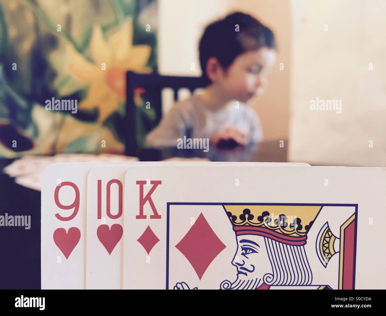"Andare pesci', giocando a carte con i quattro anni di età. Foto Stock