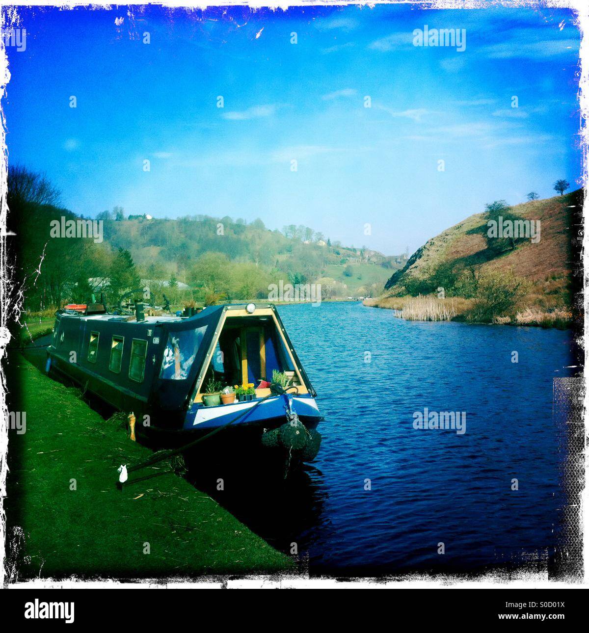 Narrowboat al vertice di Rochdale canal, nello Yorkshire, Inghilterra. - Immagine stock catturata con smartphone