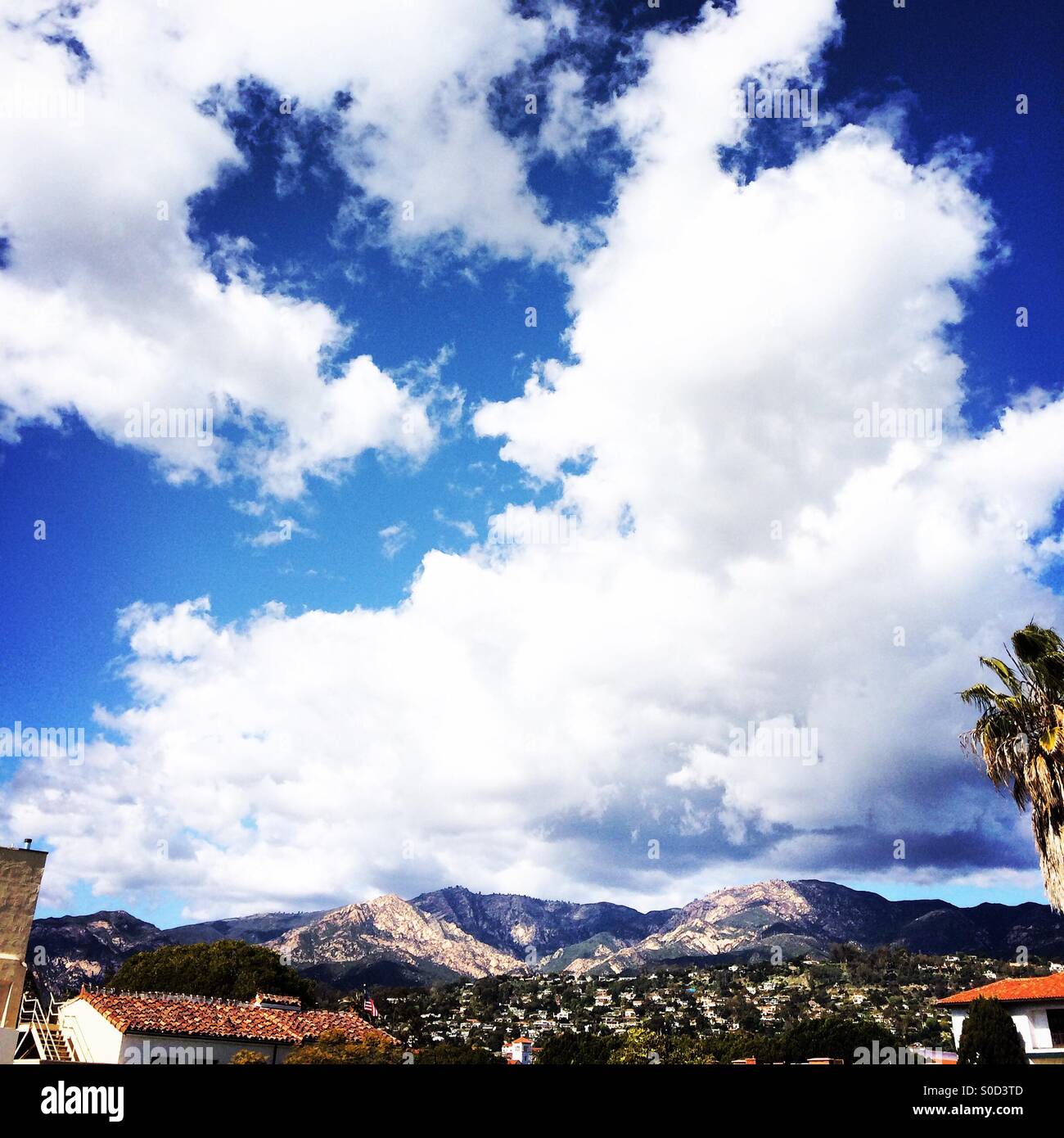 Puffy nuvole sopra le montagne - Immagine stock catturata con smartphone