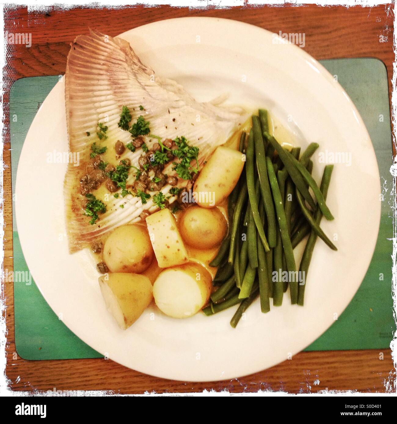 Struttura di pattino con burro nero - Raie au beurre noir. - Immagine stock catturata con smartphone