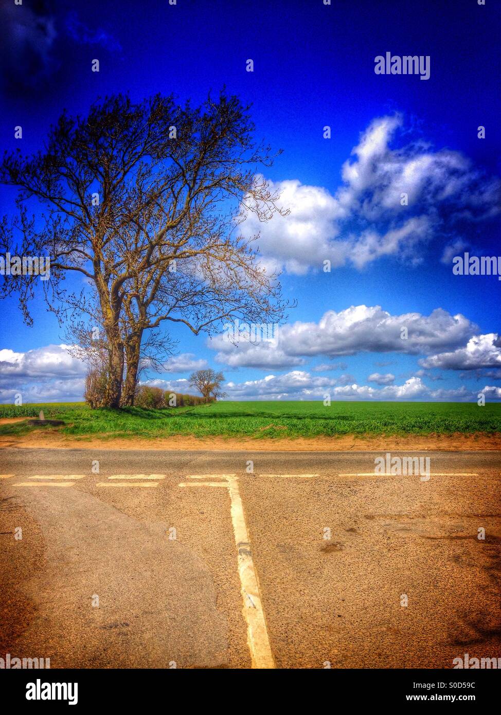 Paese bivio. Sudbrook, Lincolnshire. In Inghilterra. - Immagine stock catturata con smartphone