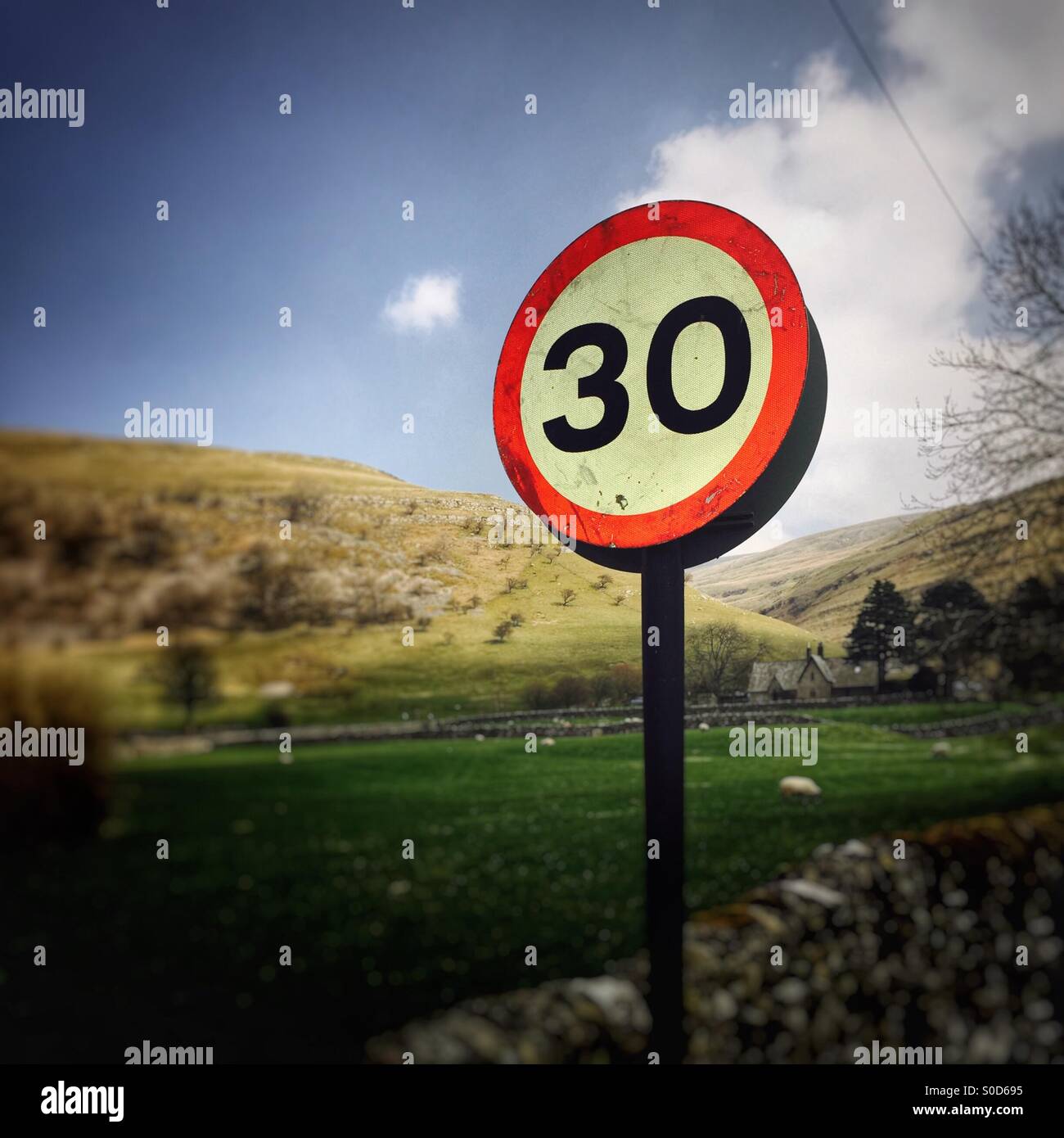 Il limite massimo di velocità cartello stradale nel Yorkshire Dales vicino Buckden Foto Stock