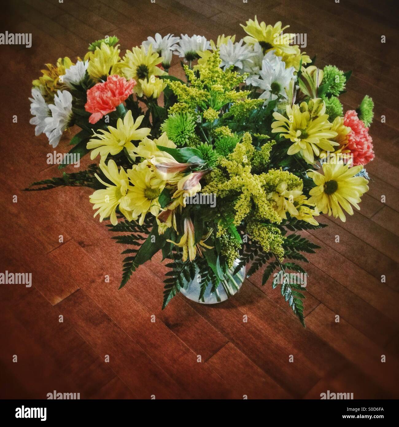 Bouquet di fiori di primavera. - Immagine stock catturata con smartphone