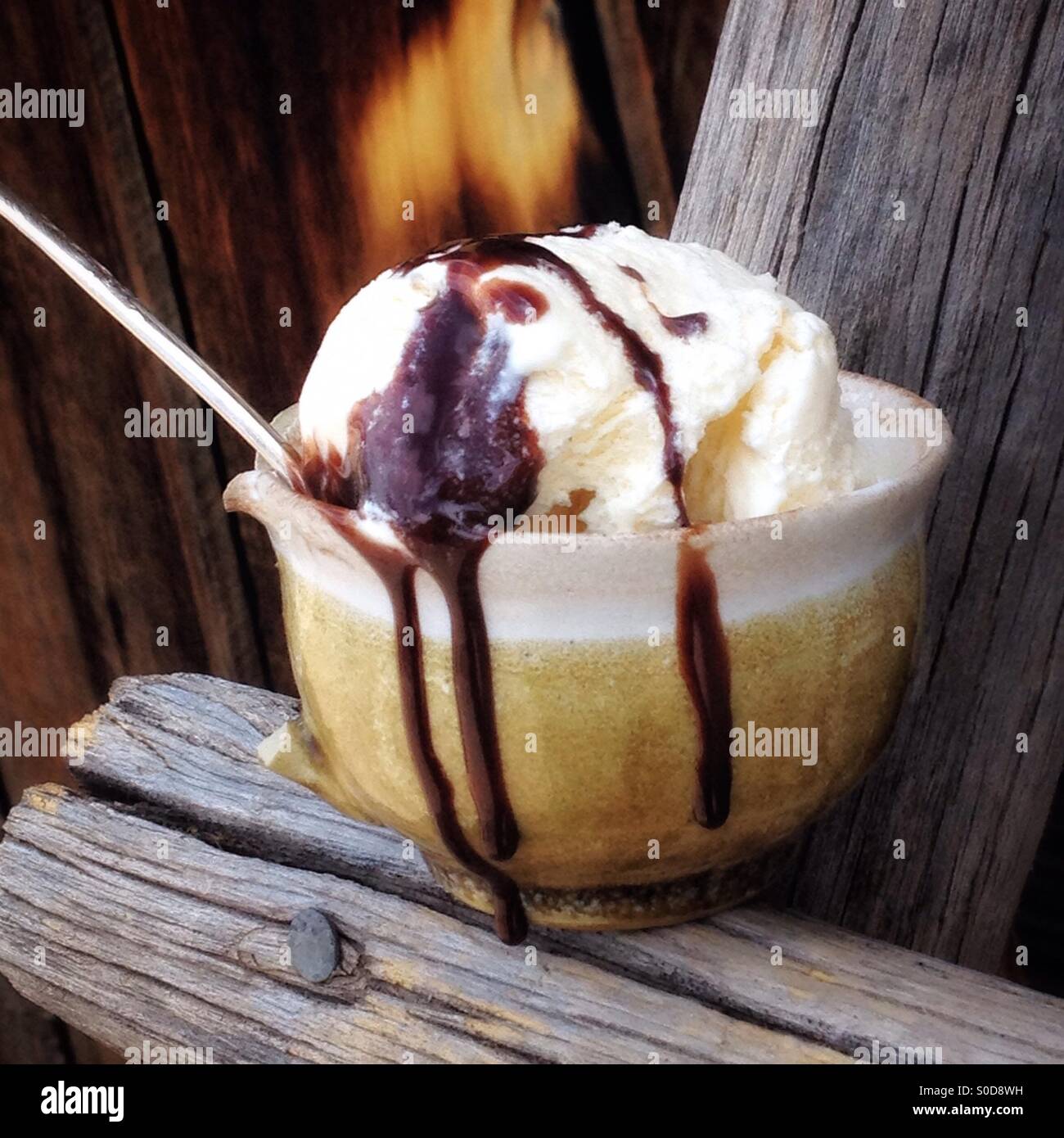 Il gelato in una coppa con salsa al cioccolato Foto Stock